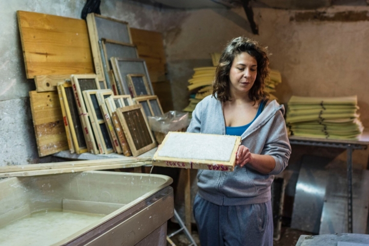 Elisa García en su taller de papel artesano