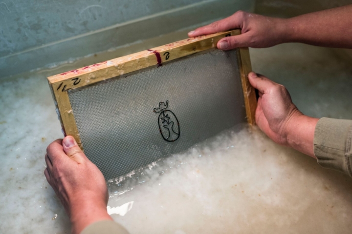 Formas para elaborar papel en el taller de Segundos Santos en Cuenca