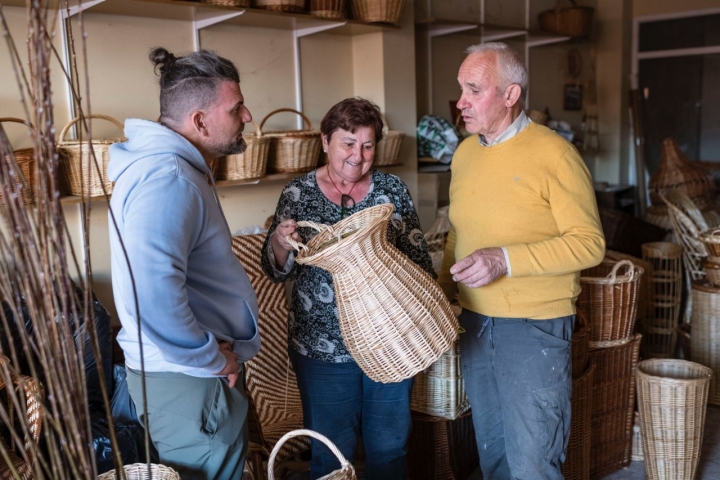 El chef Jesús Segura con los maestros artesanos José Luis Encijo y Pilar Pérez