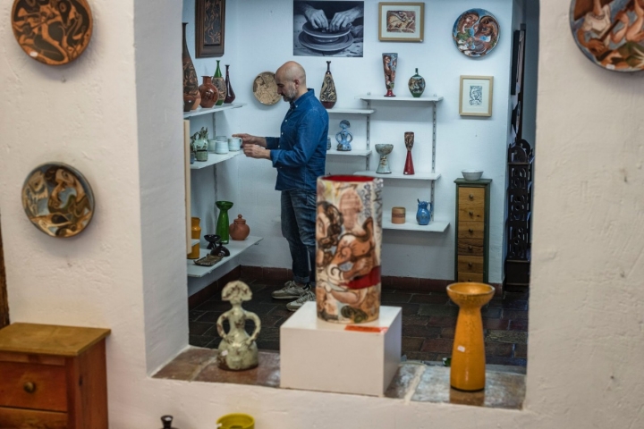 Interior de la tienda de cerámica de Rubén Navarro