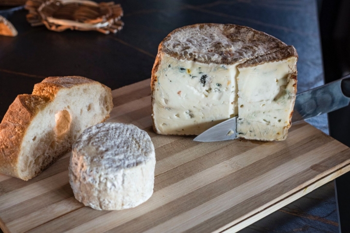 Algunos de los quesos de la quesería La cabra tira al monte