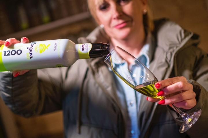 Sirviendo una copa de aceite virgen extra de Vergara Bio 1200