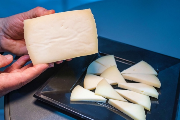 Cuñas de queso semicurado de Collados Quesería