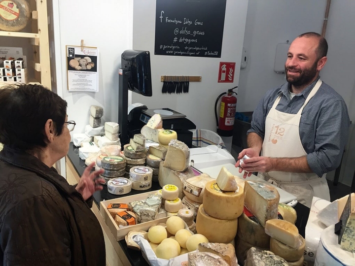 Una de las clientas pregunta en 12Graus.