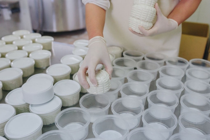 Deliciosos quesos por fin listos para envasar.