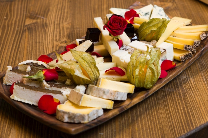 Las tablas de quesos se preparan con mucho detalle. 