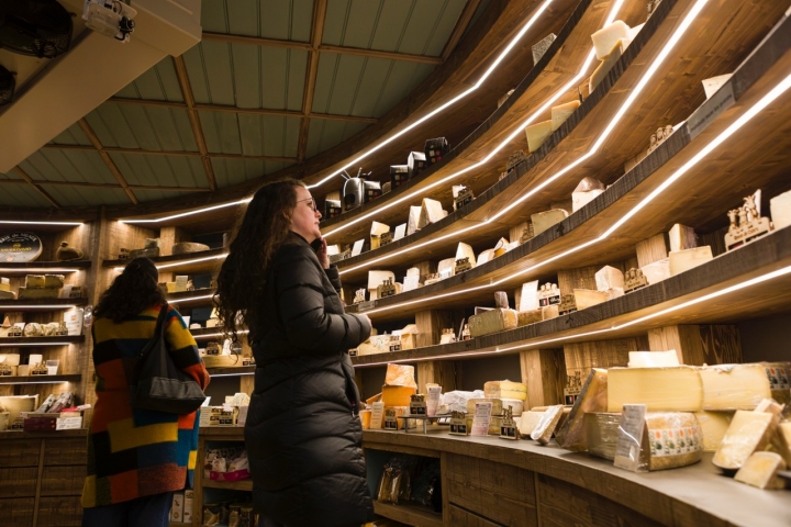 No hay barreras entre los quesos y los clientes. 