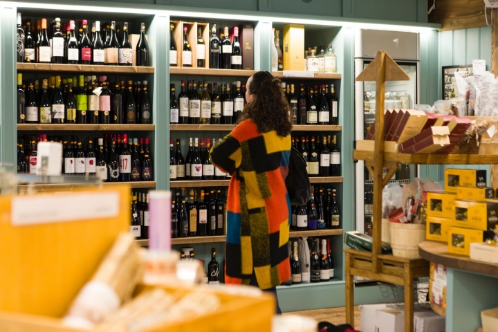 En ‘Aladina’ también hay un rincón para otros productos como vinos. 