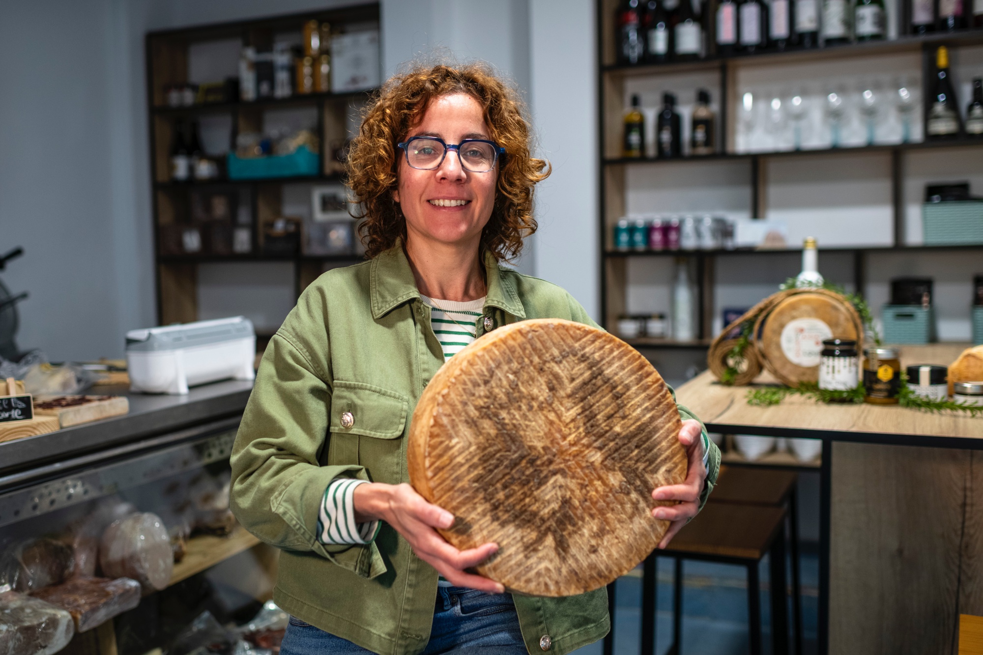 Alicia con uno de los quesos de la fábrica familiar.