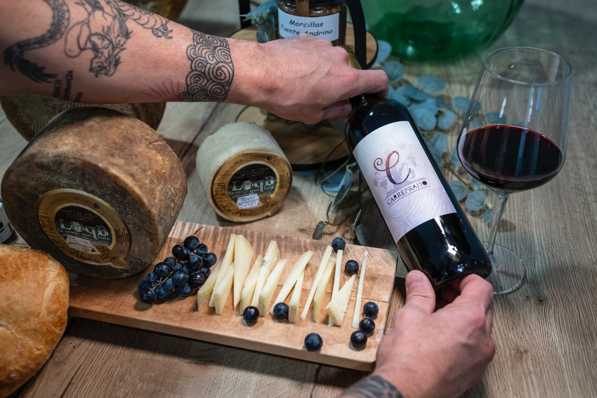 Pan, queso, uvas y vino. Todo kilómetro 0.