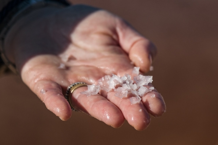La flor de sal de Menorca tiene una textura ligera y escamosa