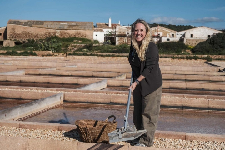 Laura Ruiz Mercadal, directora del proyecto, muestra las sencillas herramientas para la recolección
