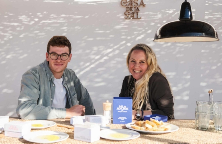 Pau y Laura posan en una degustación de las diferentes variedades de la flor de sal