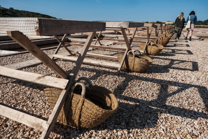 La sal se seca aprovechando el sol y el viento