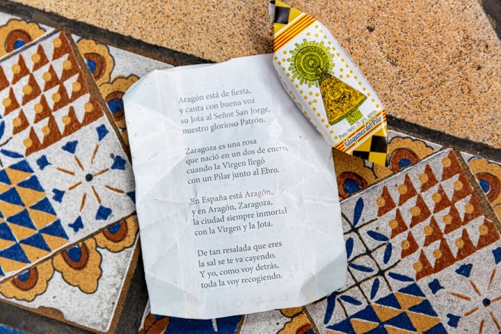 Jotas de picadillo en el interior del envoltorio de los adoquines.