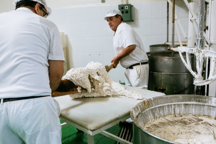 Aunque la modernización del proceso ha ayudado a los turroneros, algunos pasos se siguen haciendo a la antigua usanza.