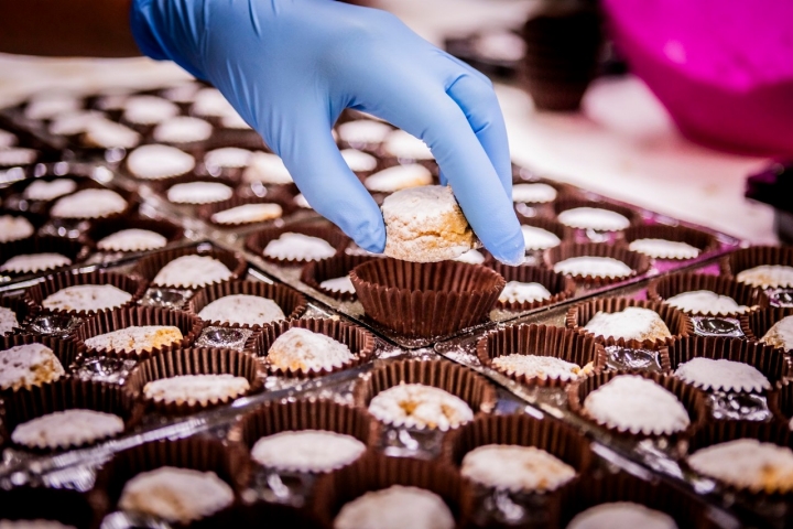 Parece un polvorón de almendra al uso pero no lo es.