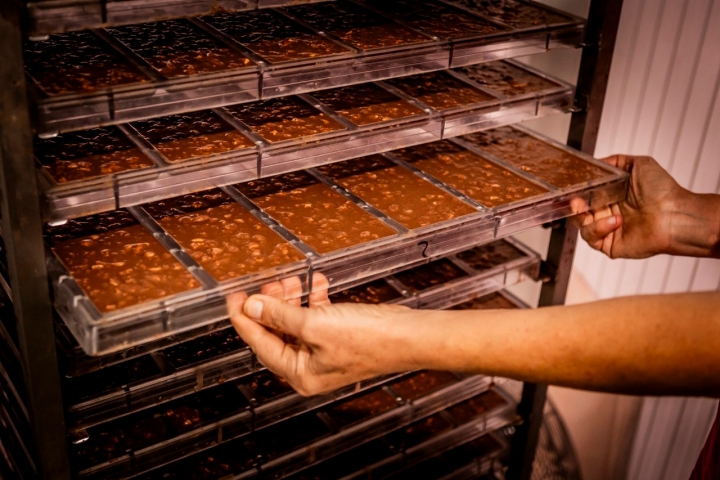 Las tabletas de chocorrezno con leche esperan en la cámara.