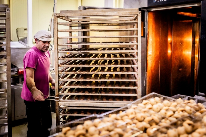 Sacando las pastas del horno.