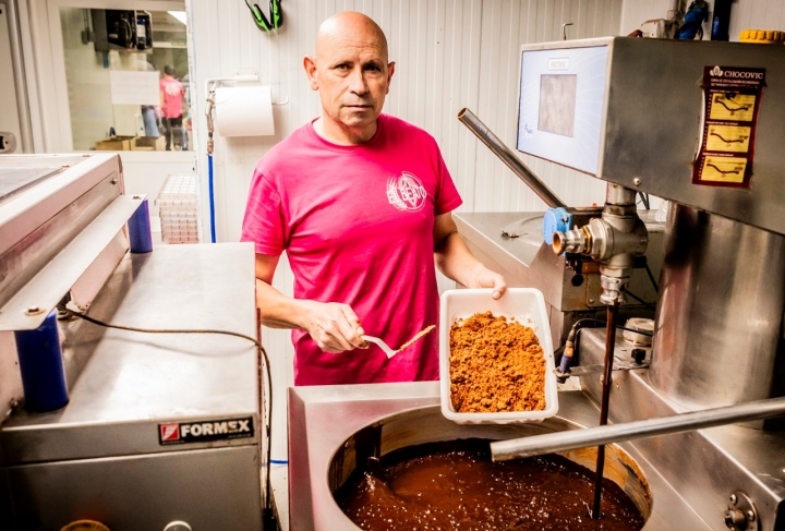 Aportando la viruta de torrezno al chocolate.