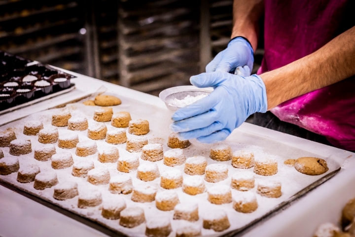 Últimos toques al dulce navideño.