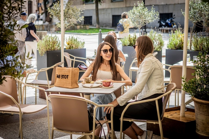 El sol llega a la terraza durante casi todo el día