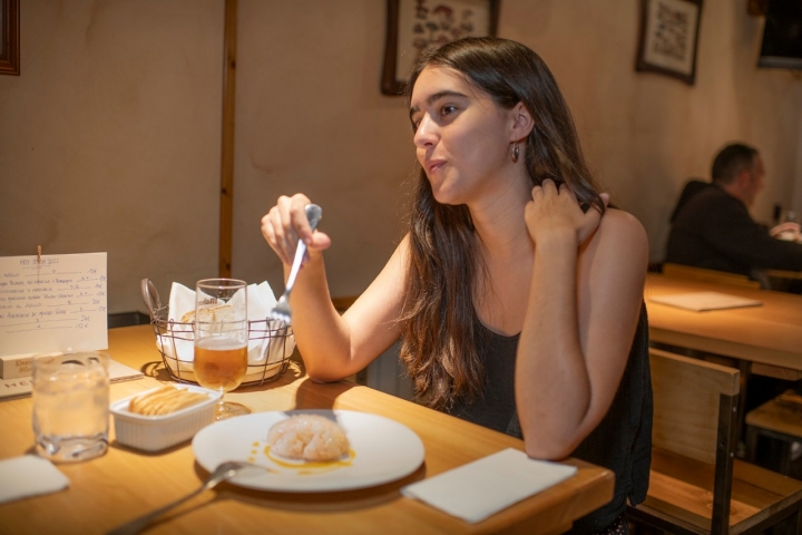 Tartar de gamba, ají amarillo y bergamota, convertido en el plato que no puede quitar de la carta