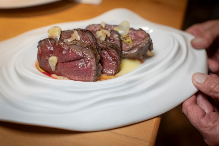 Lomo de ciervo al ajillo. Sencillo y delicioso