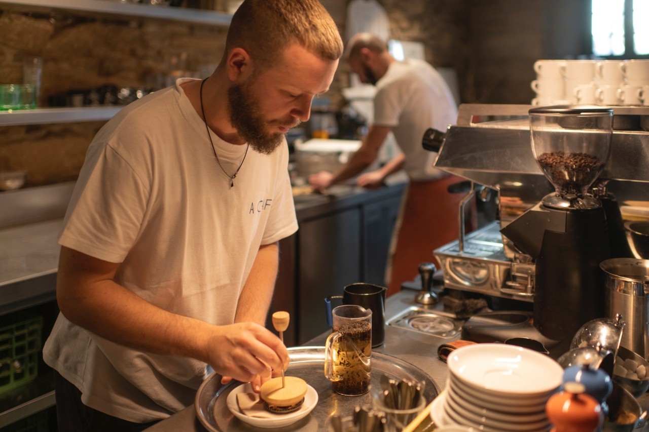 El barista Borja Martínez prepara minuciosamente el café.