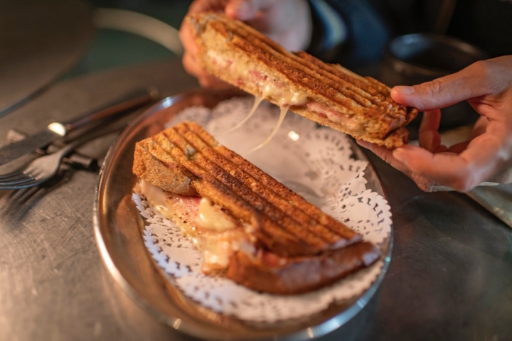 sandwich con pan de Viena relleno de lacón de Fonsagrada