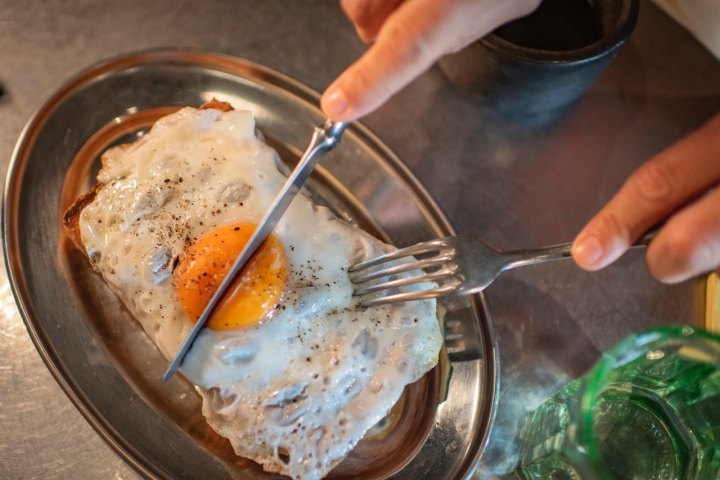 Tostada de mermelada de grelos y huevo a la plancha