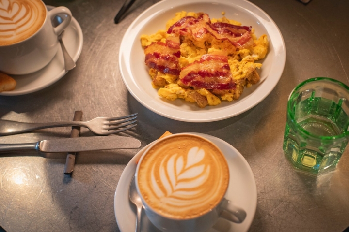 Café expresso y huevos revueltos con panceta