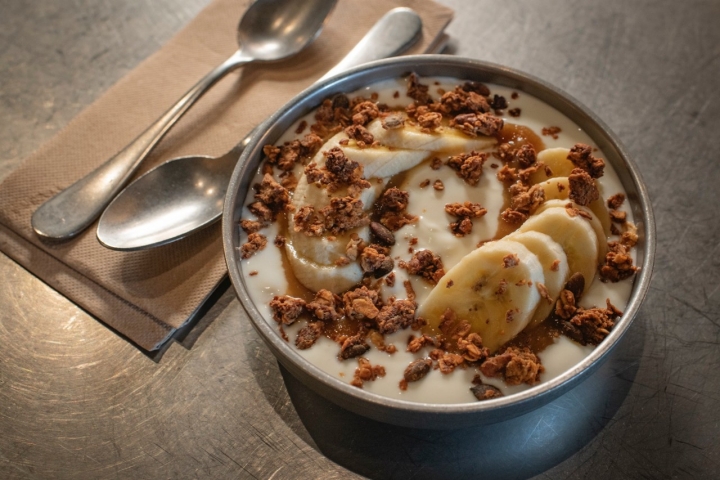 Yogurt de la aldea de A Cerneda con compota de manzana y granola casera