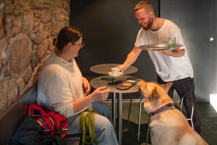 Clienta con perro esperando a que le sirvan el café