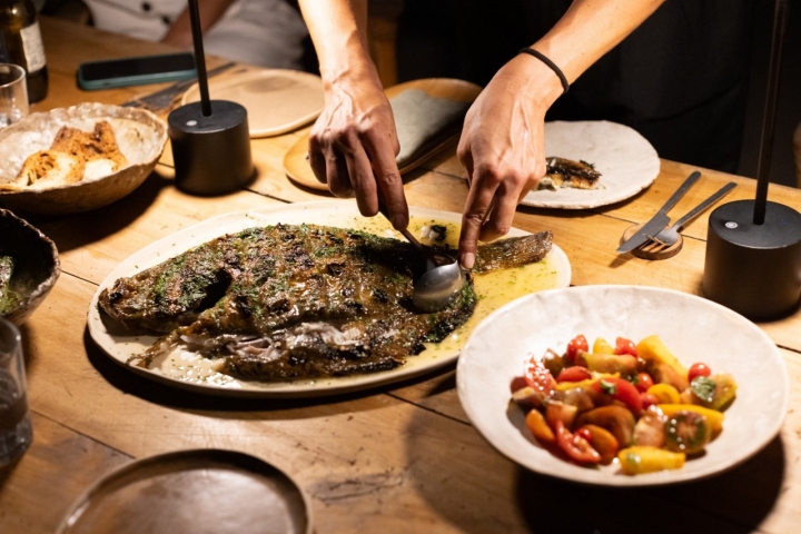 Rodaballo a la parrilla con ajada de vinagre de Jerez.
