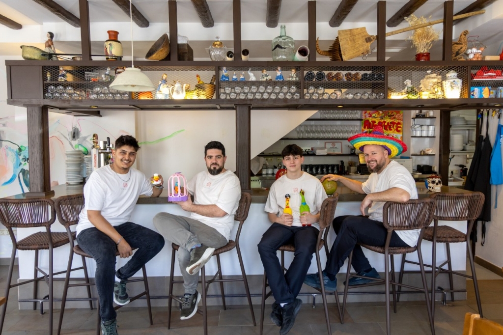 El bar de pueblo donde Pedro Aguilera se salta todas las reglas