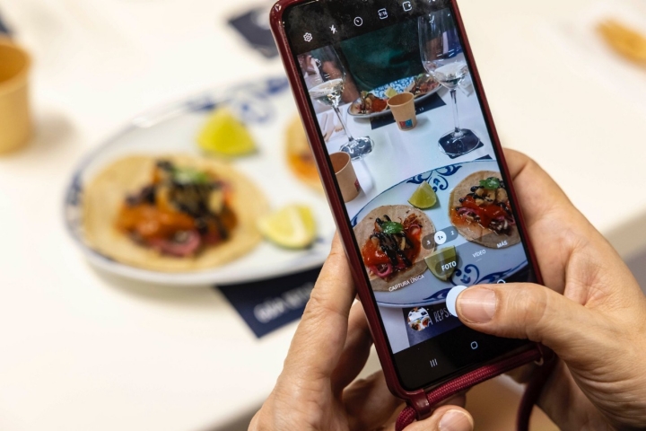 Tomando una fotografía a uno de los aperitivos del Mercado de Vallehermoso
