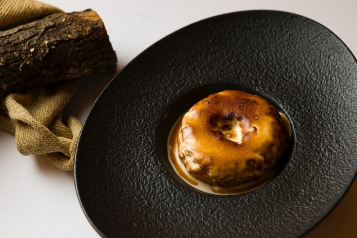 Donut con azúcar glas casero de vainilla y crema de Ferrero Rocher.