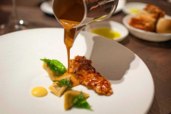 Cigala gallega con raviolis de foie.