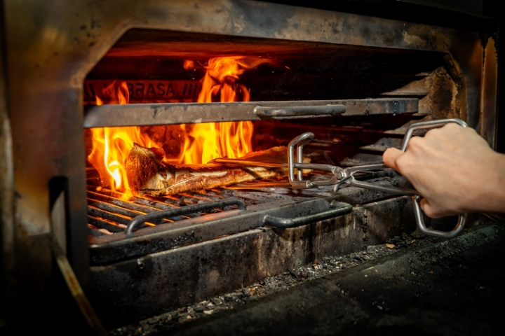 Las brasas marcan el sabor del tuétano.