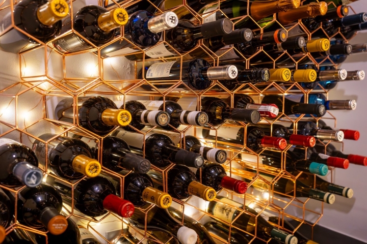 El 80% de la carta de vinos se sirve por copas.