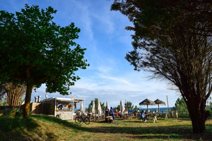 La playa de Pragueira y, de fondo, la isla de Ons desde 'Bico Beach'. Foto: Adrián Baúlde