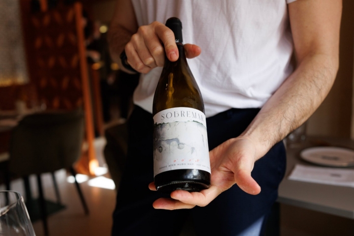 Una botella de vino de la carta de Bina Bar