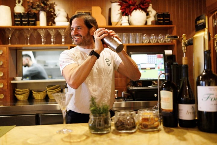Un bartender prepara un cóctel