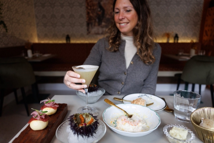 Cócteles y algunos platos del Bina Bar