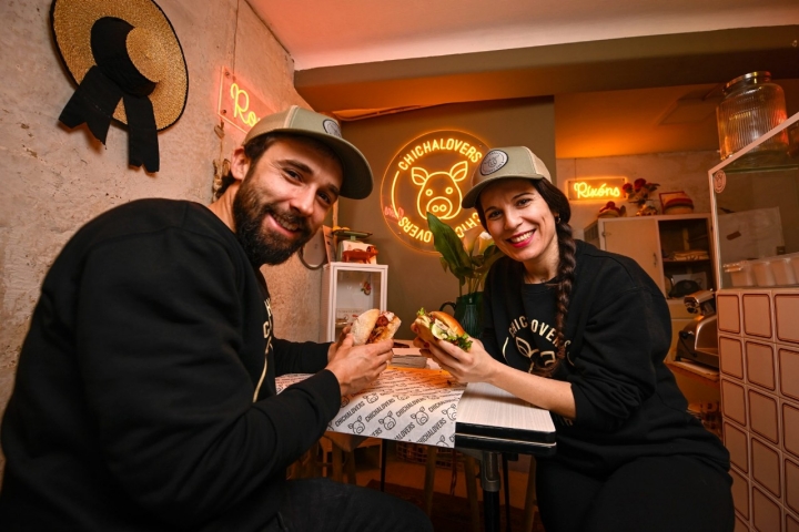 Bocatería Chichalovers Dario Capelo y Grace Castro comiendo