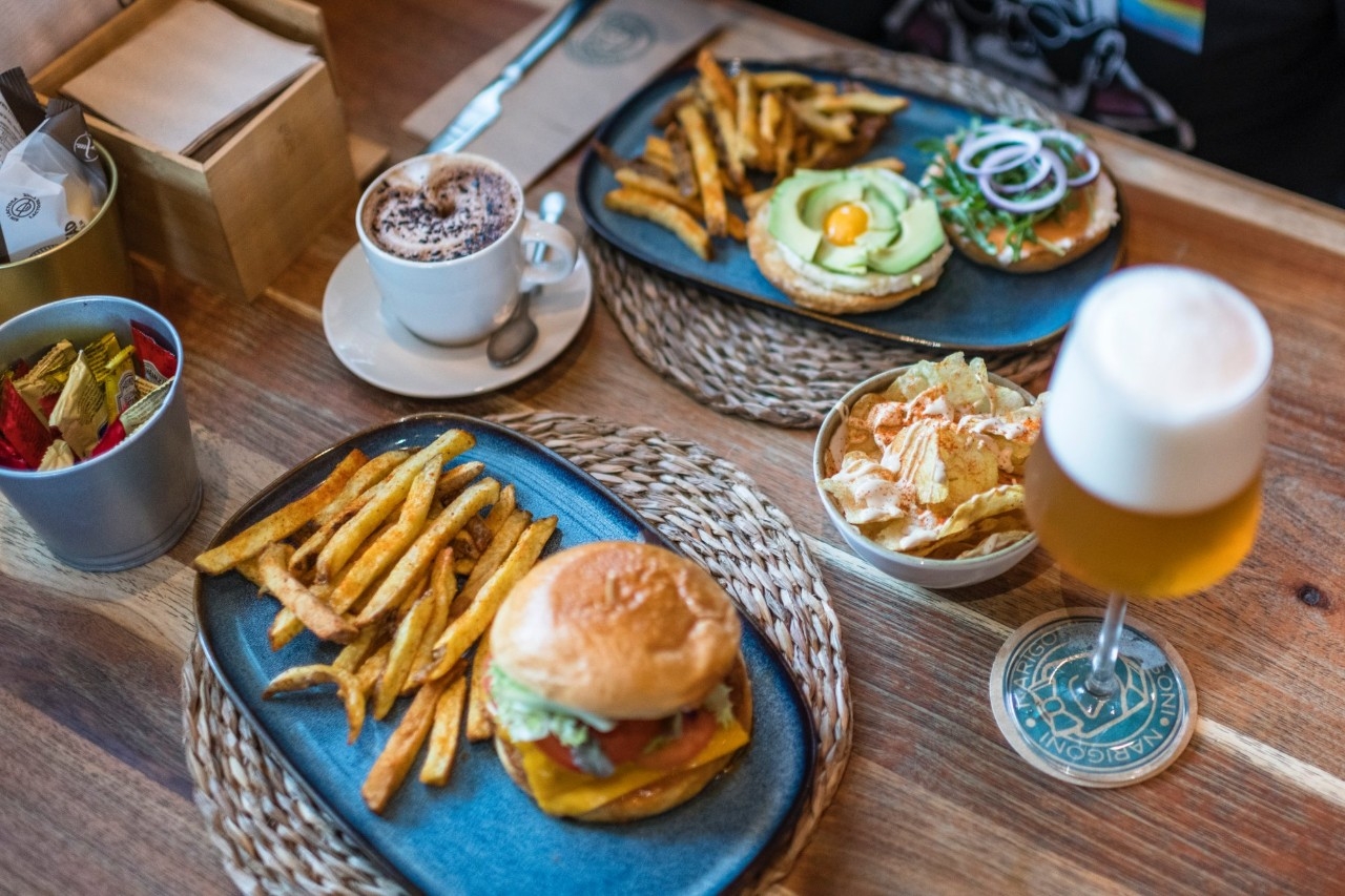 Hamburguesa y sándwich de la cafetería Narigoni.
