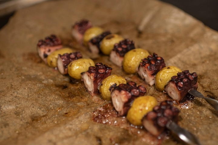 Brocheta de pulpo de lonja gallega. ​