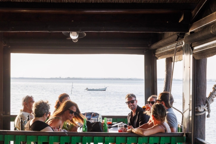 Tomar algo sobre el mar