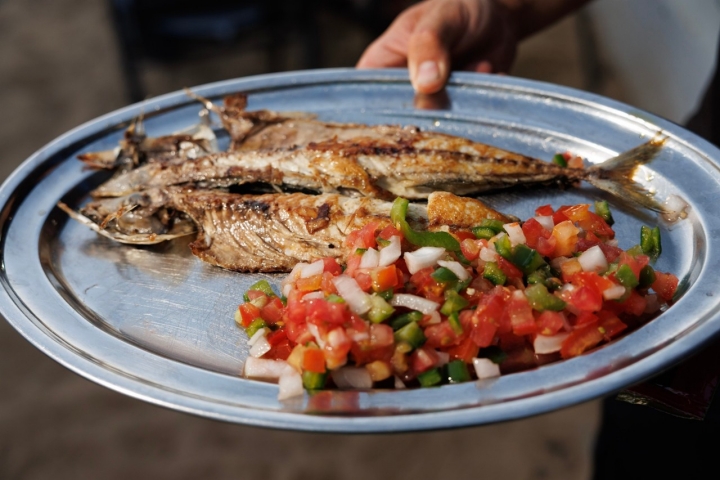 También pescado a la plancha con su aliño